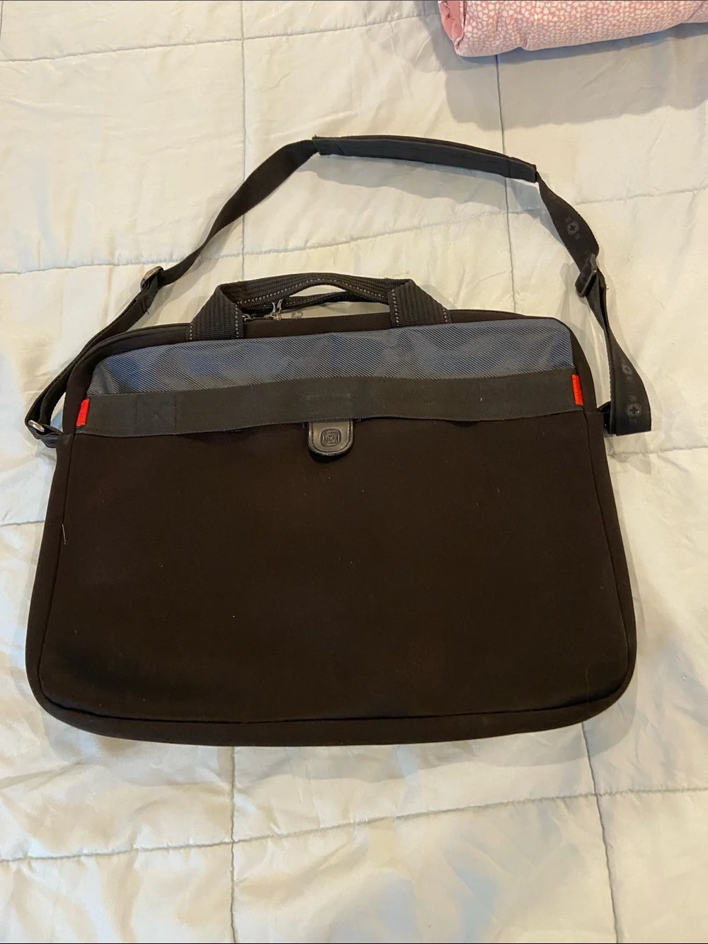 SwissGear tone pocket design